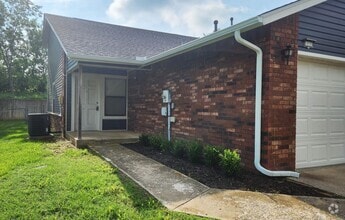 Building Photo - 3 Bed 2 Bath 2 Car Garage in Highly Desire...