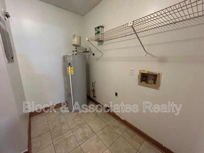 Building Photo - 316 Windsor Manor Way