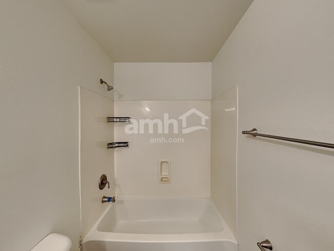 Building Photo - 466 E Penny Ln