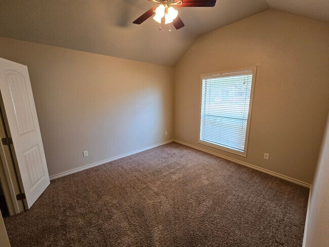 Building Photo - College Station - Large 4 bedrooms / 2.5 baths with garage and fenced yard!!