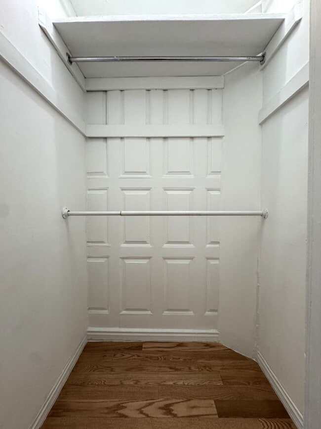 Building Photo - Centrally Located Renovated Large 1BR/1BA in Historic Dupont Circle Row House