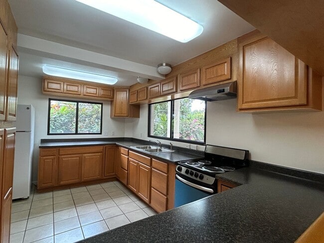 Building Photo - Split ACs! 3 Bathrooms! Indoor Laundry!