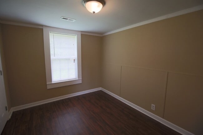 Building Photo - Charming 2-Bedroom Home in an Excellent Location – Priced to Move!