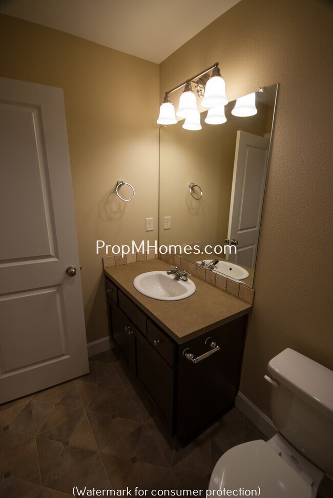 Building Photo - Beautiful Damascus Three Bedroom Townhouse in Wind Swept Waters!