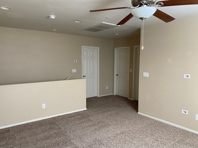 Building Photo - Beautiful 3 bedroom available