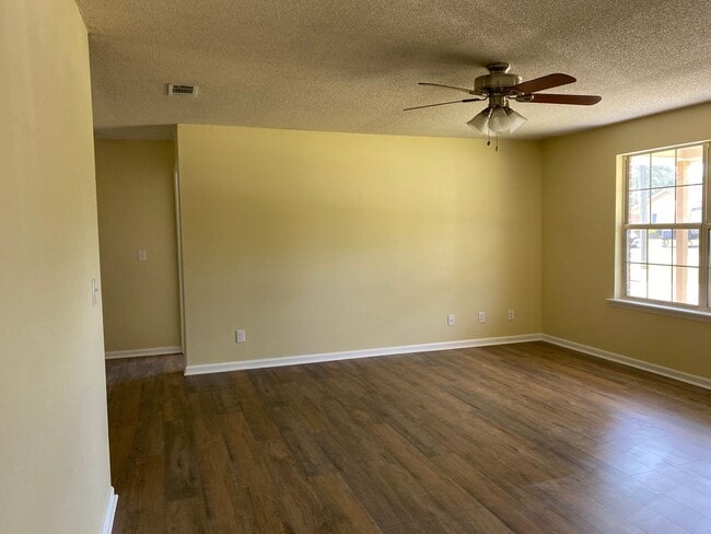 Building Photo - $500.O0 OFF MOVE IN SPECIAL!!