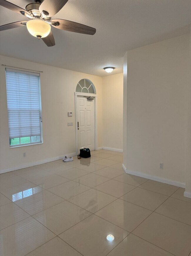 Building Photo - Lakeside Luxury Living in Island Walk – 3B...