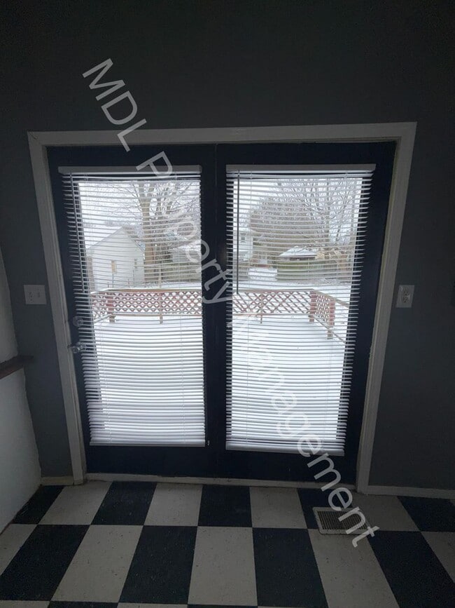 Building Photo - 2 Bedroom Home Available Now!