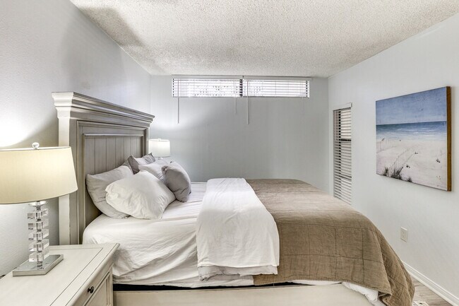 Building Photo - 4513 Cove Dr