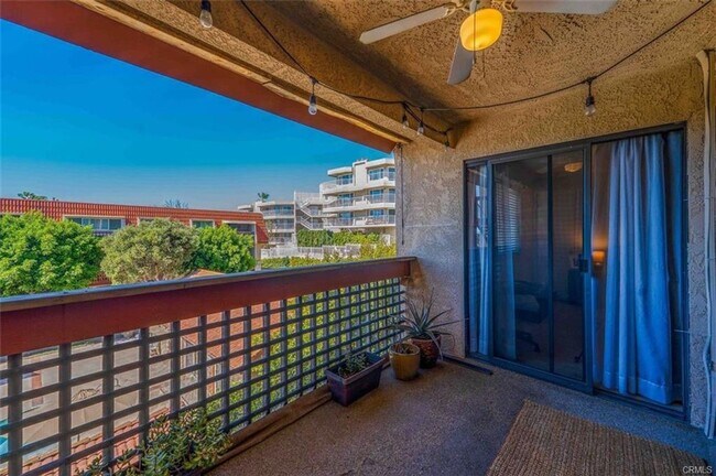 Building Photo - Resort-Style Living in Signal Hill - 2 Bed/2 Bath Condo for Lease