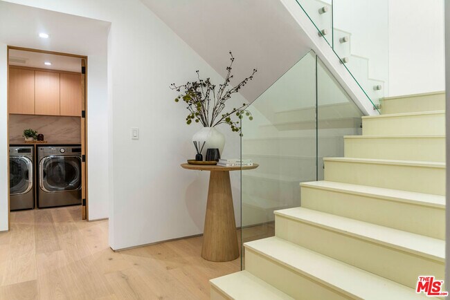 Building Photo - 1130 N Poinsettia Pl