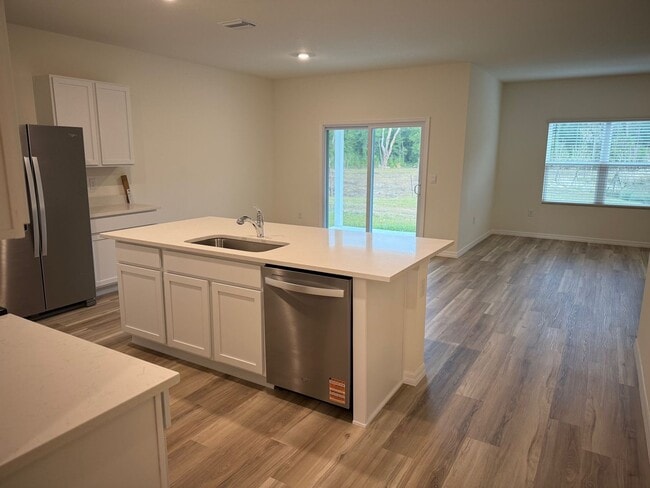 Building Photo - 4 Bedroom 2 Bath Close to Hospitals and Shopping