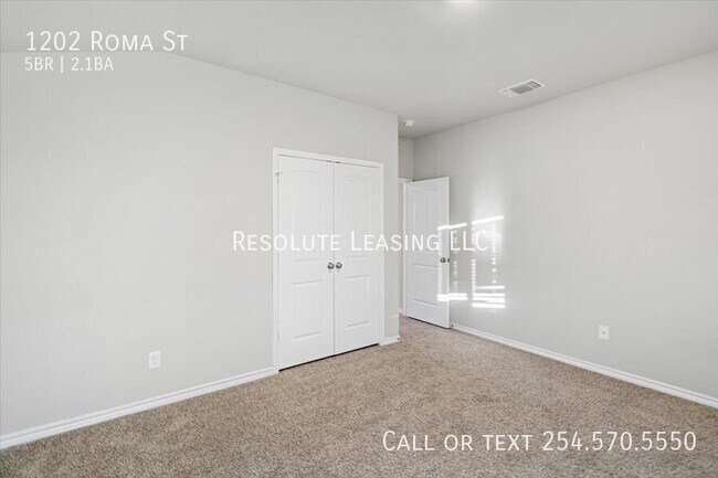 Building Photo - 1202 Roma St
