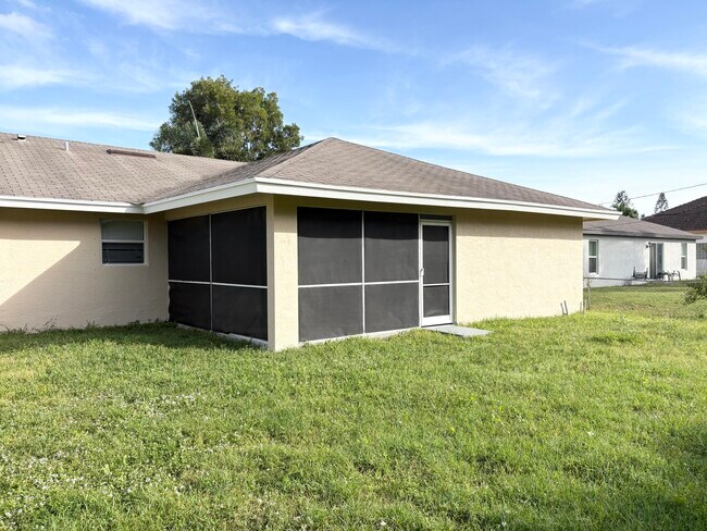 Building Photo - 2872 SW Fluvia St