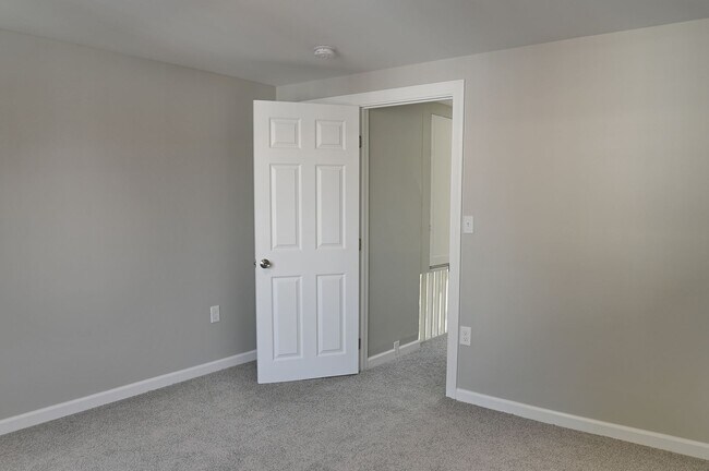 Building Photo - 4 Bedroom on Penn - Section 8 Approved