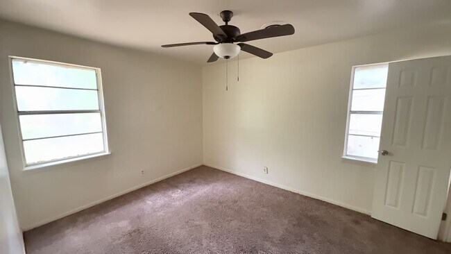 Building Photo - Upgraded 4 bedroom 2.5 bathroom house!  HO...