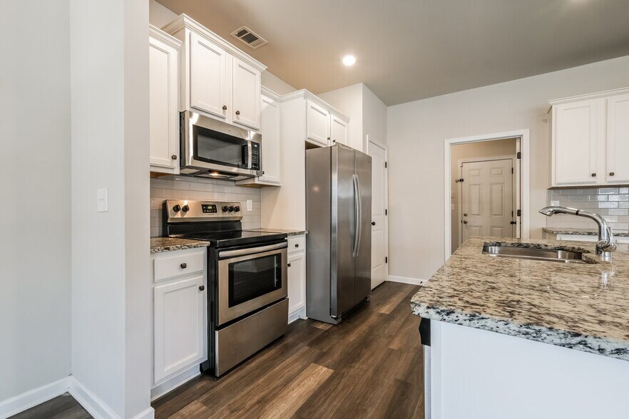 Building Photo - 140 Magnaview Dr