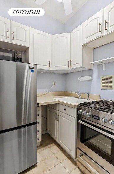 Building Photo - 220 E 87th St
