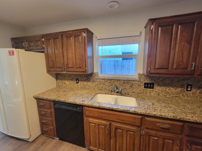 Building Photo - 10403 Pinehurst Dr