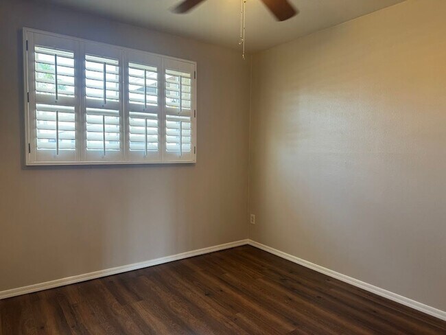 Building Photo - Spacious 3 bedroom, 2 bathroom home with 1,635 square feet in a convenient Central Phoenix locati...