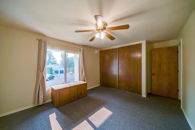 Building Photo - Large colonial home in NE Hillsboro