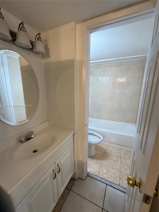 Building Photo - 8820 Fontainebleau Blvd