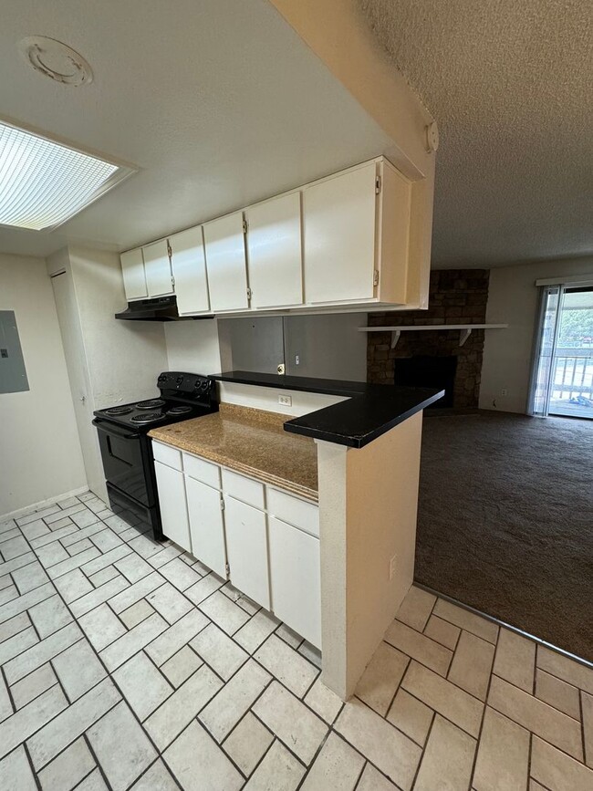 Building Photo - Second Level 3 Bed, 2 Bathroom Condo in Ro...