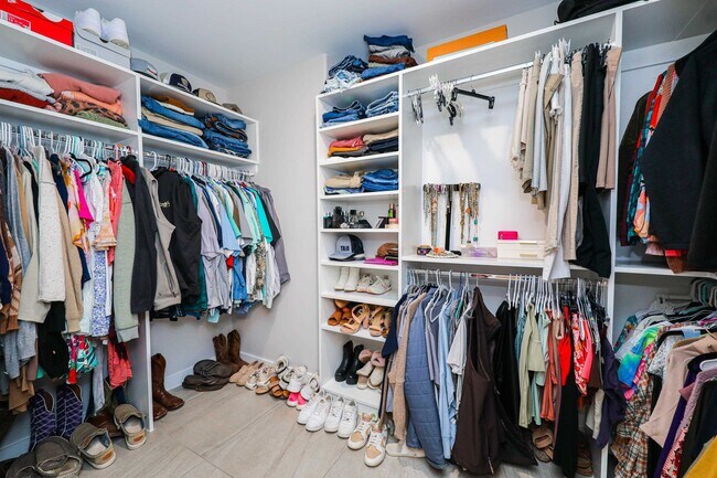 Building Photo - 1025 La Muralla St