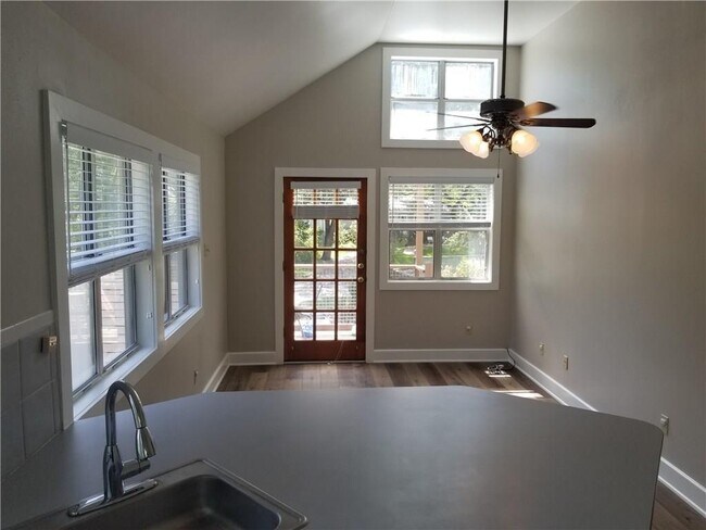 Building Photo - 2102 Townes Ln