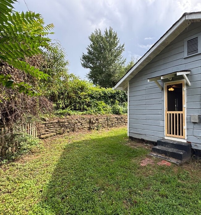 Building Photo - Central Asheville - Renovated Bungalow!