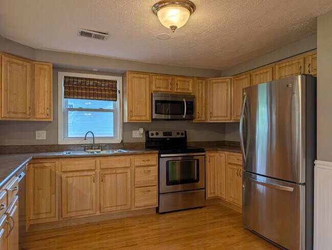 Building Photo - Beautiful 5 Bedroom 2 Bathroom Neenah Lake Home
