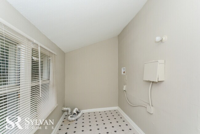 Building Photo - Cute, cozy and comfortable