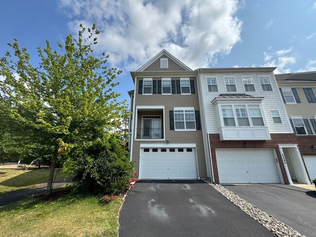 Primary Photo - Luxurious 3 Bed 2.5 Bath End-Unit Townhome...