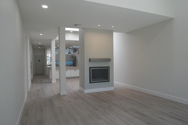 Building Photo - 204 N Hermosa Dr