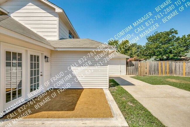 Building Photo - 8805 Wood Glen Dr