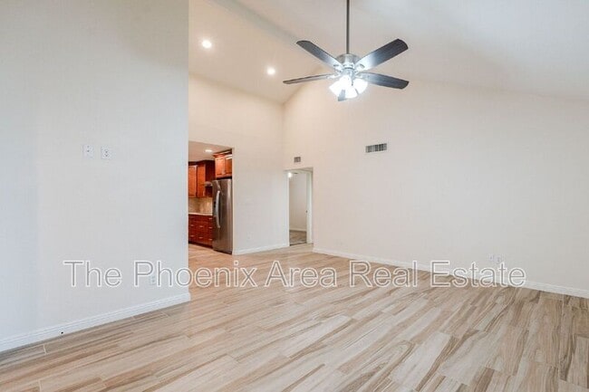 Building Photo - 3231 N Woodburne Dr