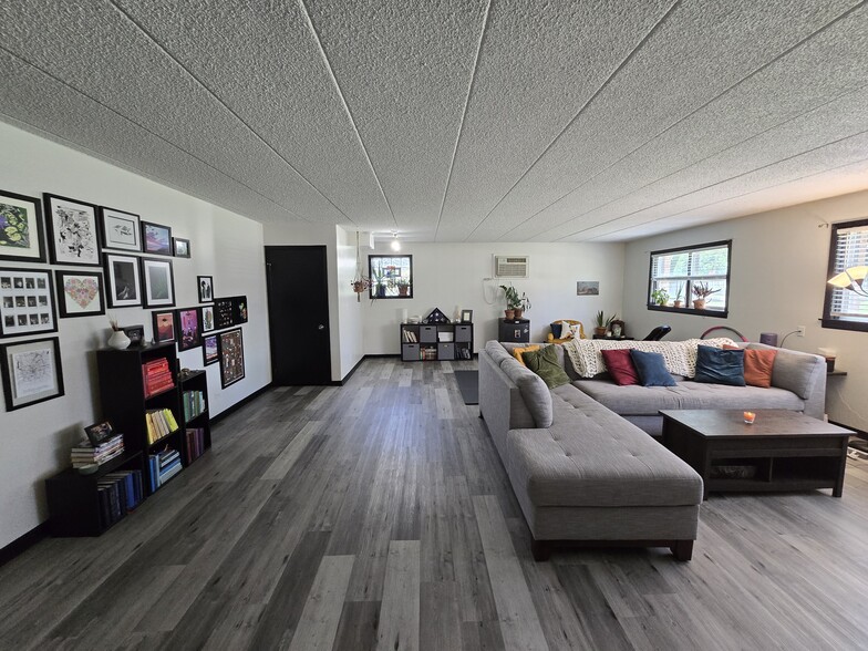 Living room 22' x 24' - 209 Kimbell Ave