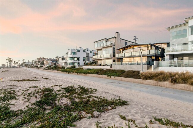 Building Photo - 816 The Strand