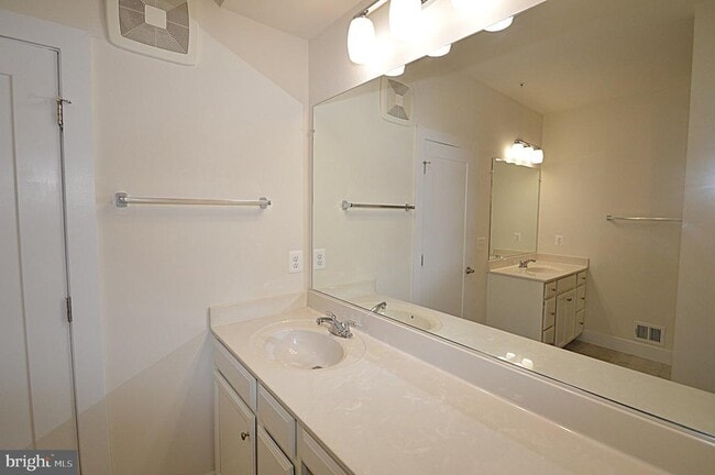 Building Photo - 44878 Tiverton Sq
