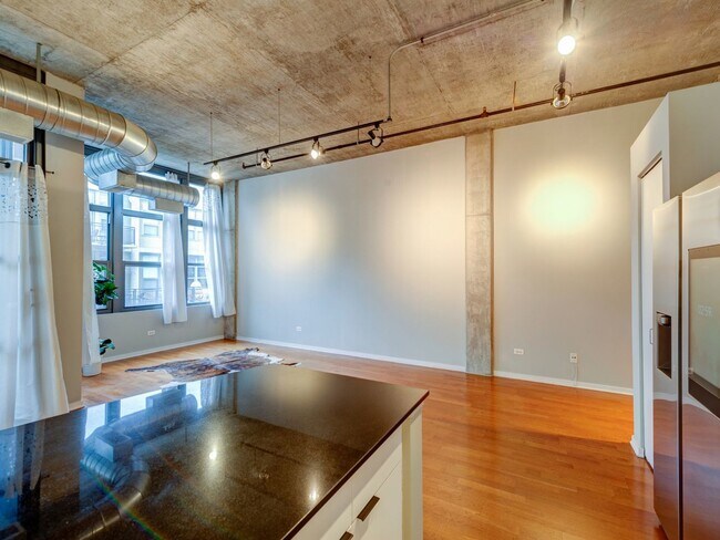 Building Photo - 900 N Kingsbury St