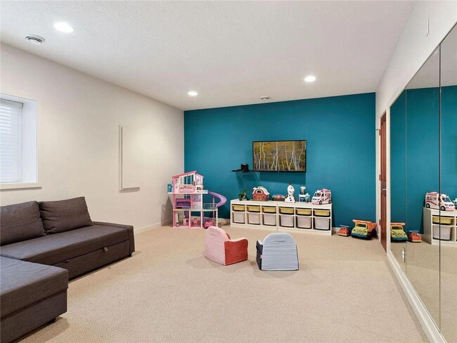 Building Photo - 6484 Ivy Way