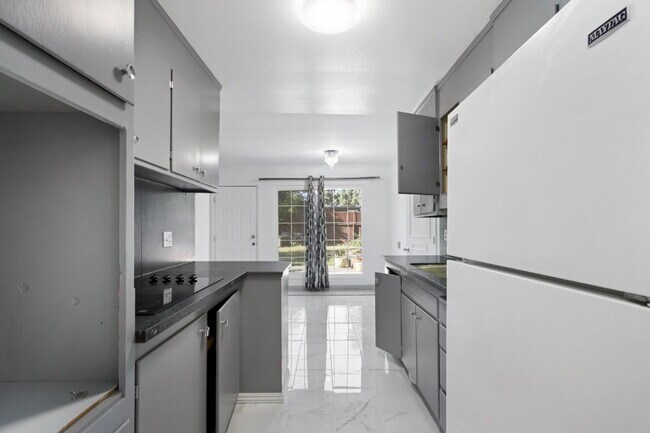 Building Photo - Old East Davis Rental with Spacious Yard, Bonus Room & Easy Bike Access to UC Davis