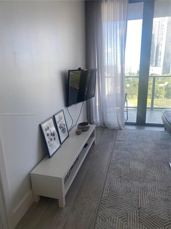 Building Photo - 121 NE 34th St