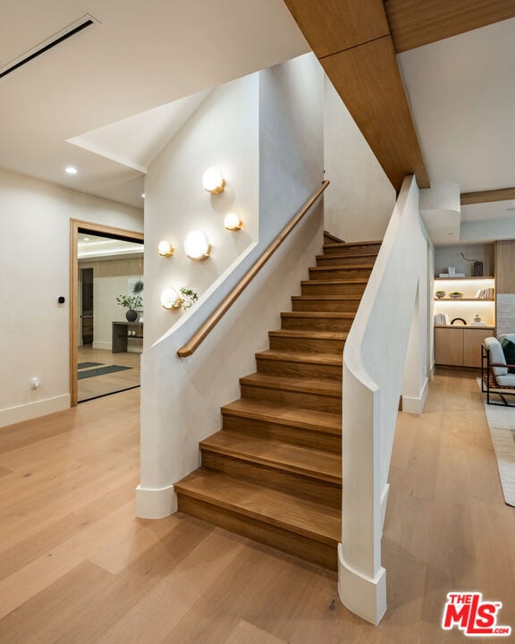 Building Photo - 565 Toyopa Dr