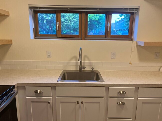 Sink with windows - 2171 NE Multnomah St