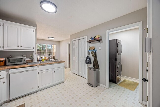 Building Photo - 2056 Sylvan Lake Dr