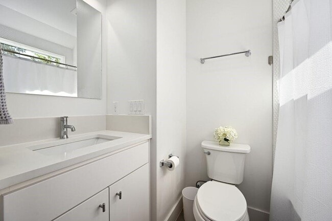 Building Photo - Best free standing 2 bed 2 bath House in great location