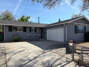 Building Photo - Cute 3 Bedroom Home in Sparks!