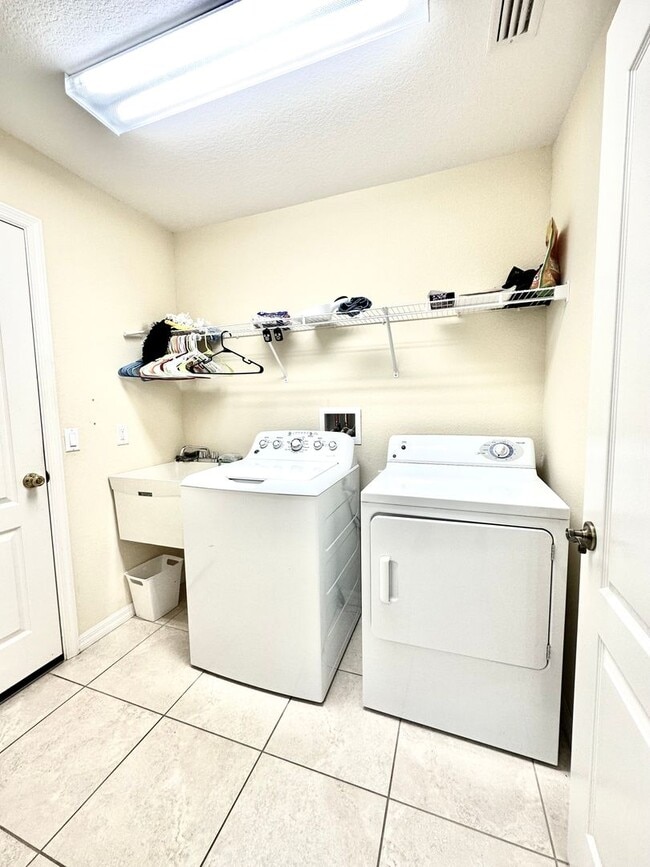 Building Photo - Beautiful 3 bed 2 bath Rental Home.