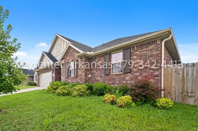 Building Photo - Spacious 3 Bedroom Home with Fireplace & Fenced Backyard in Siloam Springs